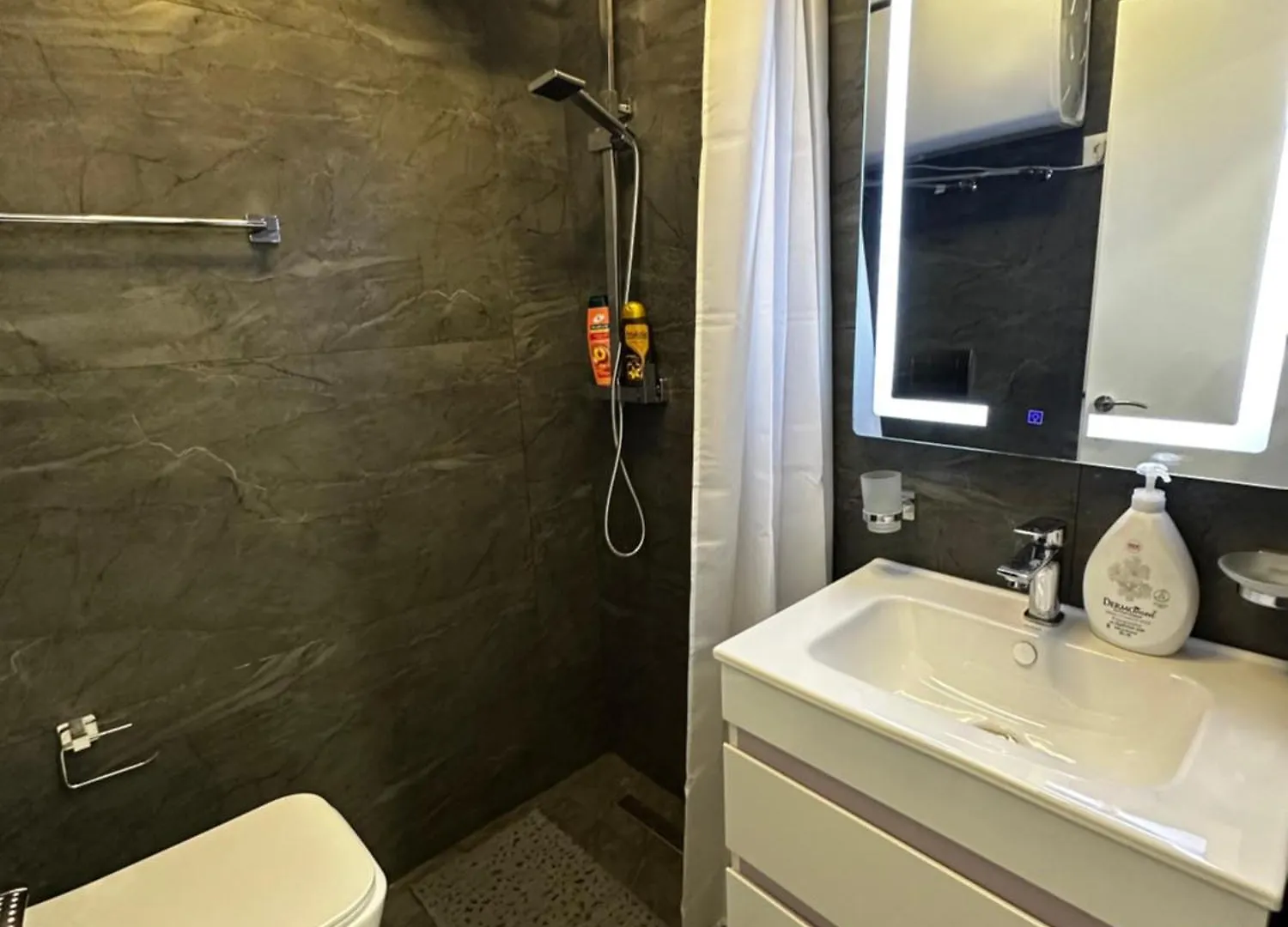 Delux City Inn Tirana 0*,  Albania